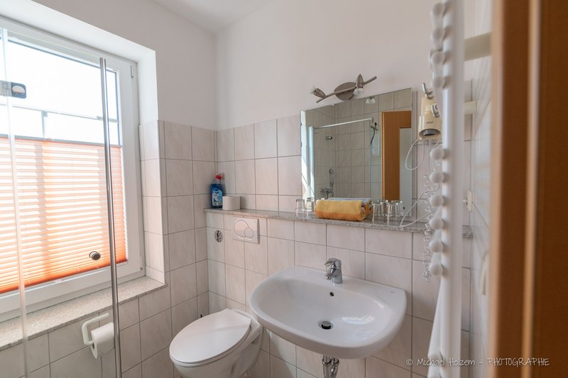 Badezimmer mit Dusche und WC – Ferienwohnung 8 Personen Kappeln