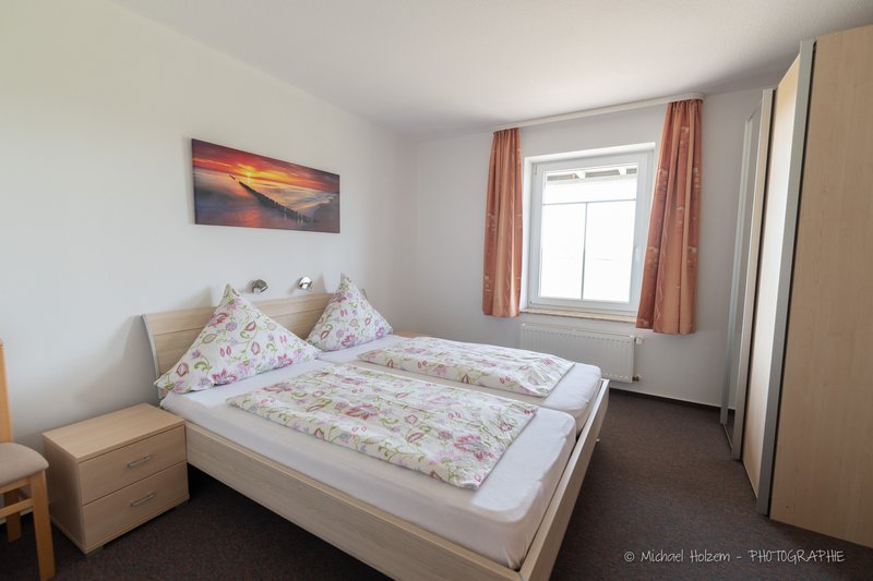 Schlafzimmer mit Doppelbett – Ferienwohnung 8 Personen Ferienhof Wick